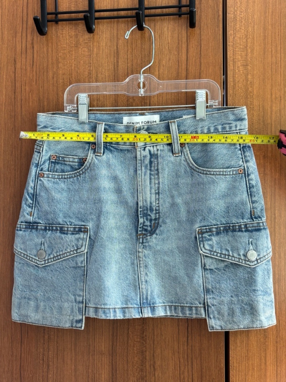 Aritzia Denim Forum The '90s Mid-Rise Cargo Mini Skirt Light Wash - Size 24 - Picture 6 of 16